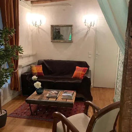 Charming Latin Quarter Courtyard Duplex For Four