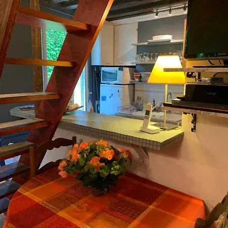 Charming Latin Quarter Courtyard Duplex For Four 아파트