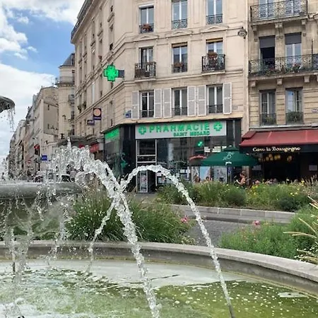 Charming Latin Quarter Courtyard Duplex For Four Paris